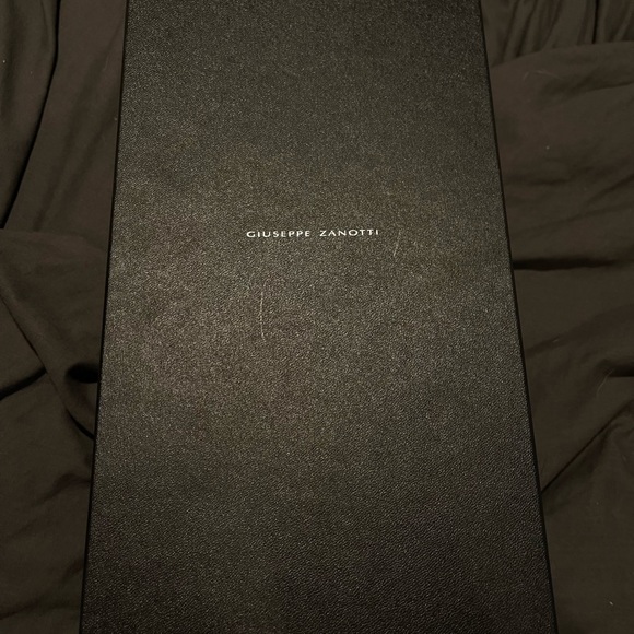Giuseppe Zanotti Slides - Picture 5 of 8